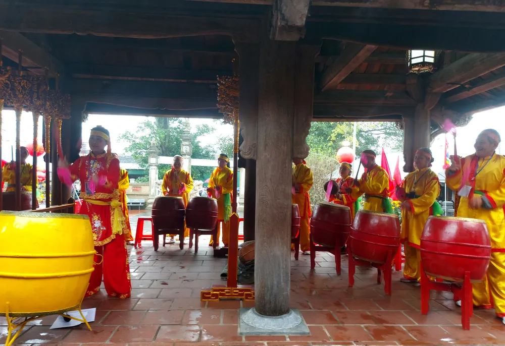 Đội ngũ đánh trống, chiêng tại Lễ giỗ vua Mai Hắc Đế