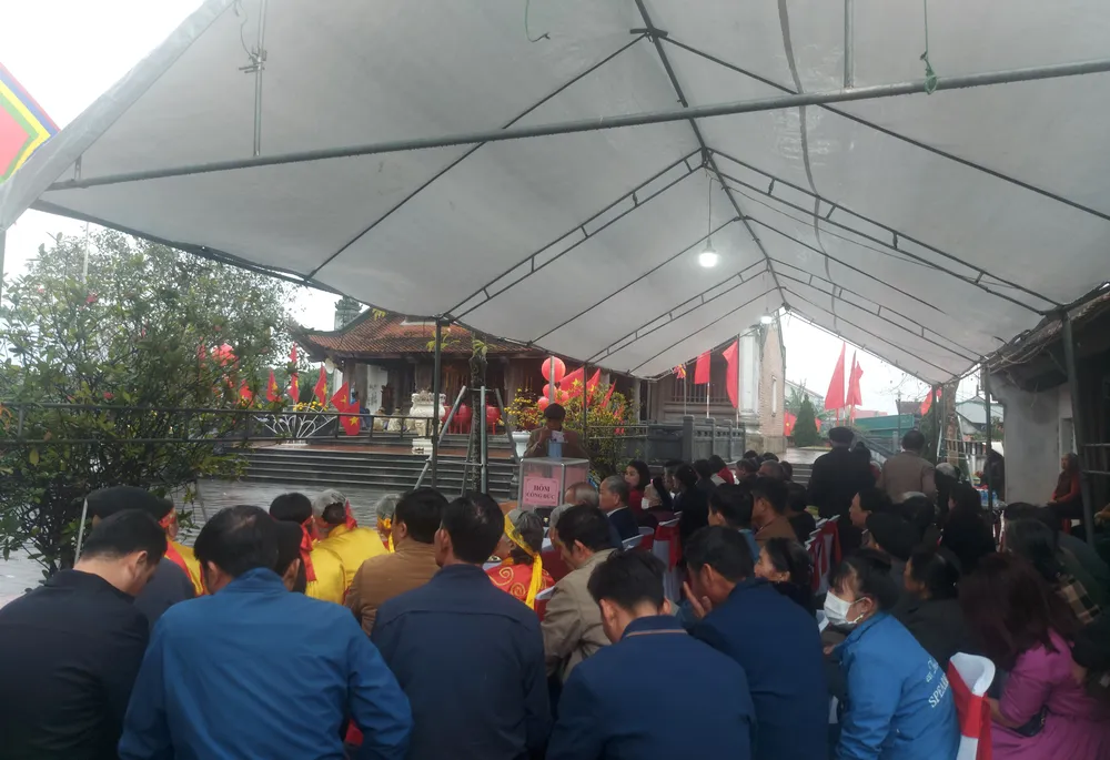 Đông đảo người dân đến dự Lễ giỗ vua Mai Hắc Đế