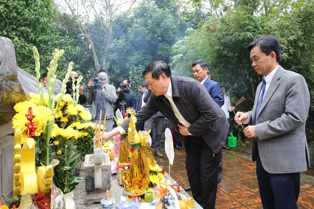 Thứ trưởng Bộ Y tế Đỗ Xuân Tuyên và lãnh đạo tỉnh Hà Tĩnh dâng hương tại khu mộ Đại danh y Hải Thượng Lãn Ông Lê Hữu Trác