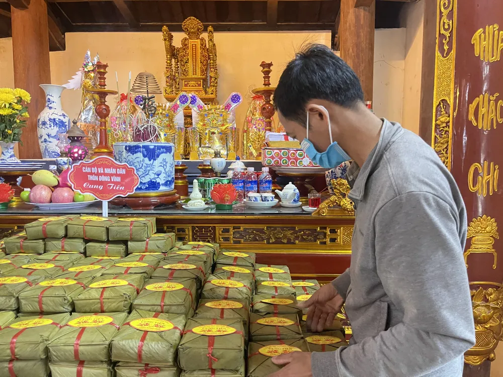 Bánh chưng được cung tiến tại Lễ giỗ Vua Mai Hắc Đế