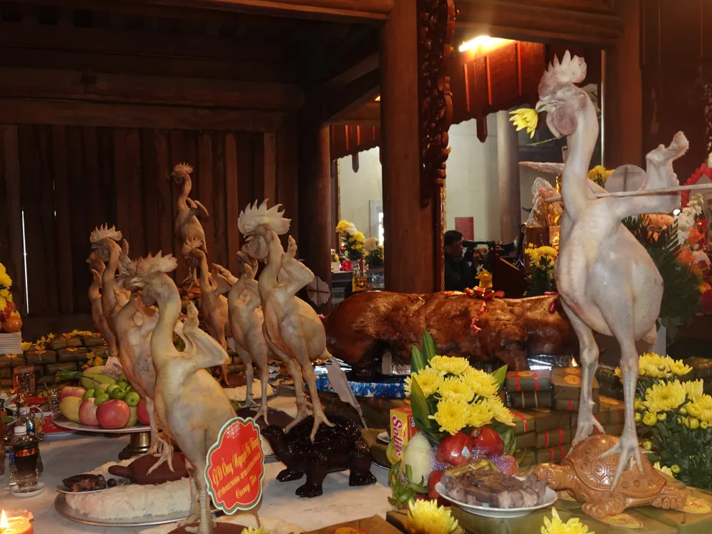 Mâm cỗ cúng với các thế gà bay, gà leo cây tre, gà cưỡi mình rùa, gà chầu phục cỗ…