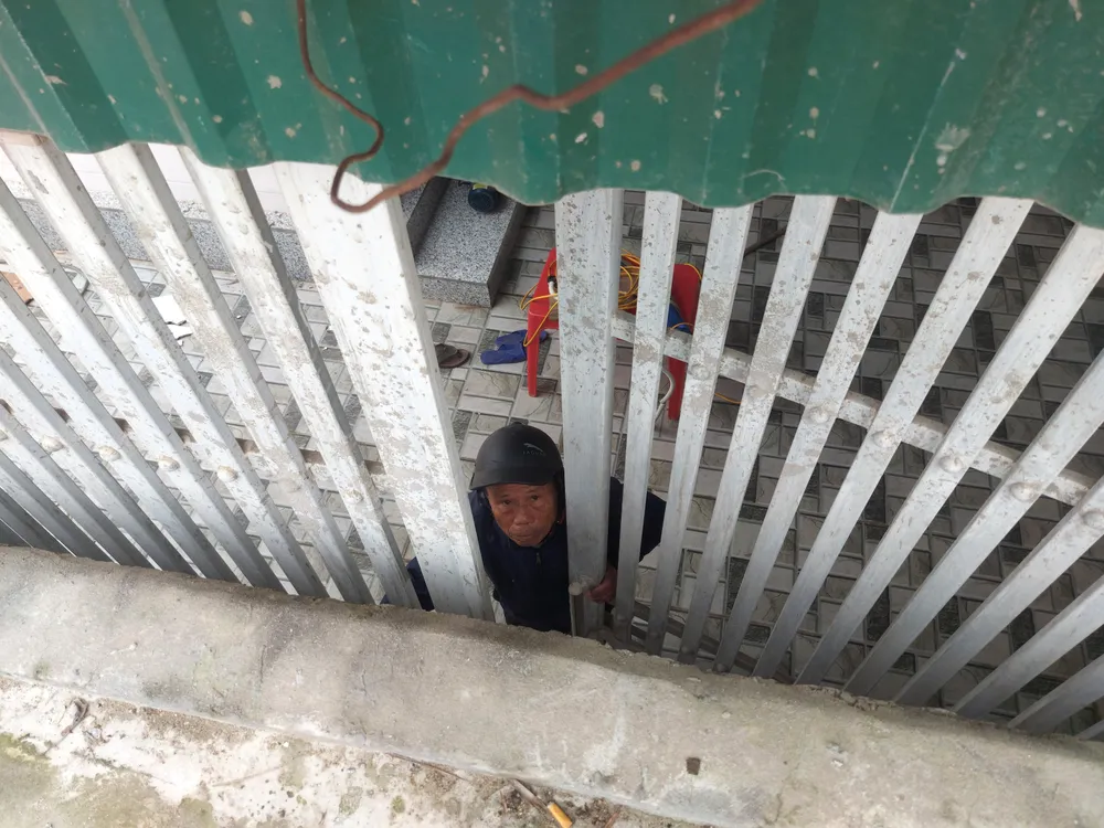 Đường cao hơn nhà 2,4m, bịt kín cổng chính ra vào nhà ông Phan Đình Ngọc. Ảnh: DƯƠNG QUANG