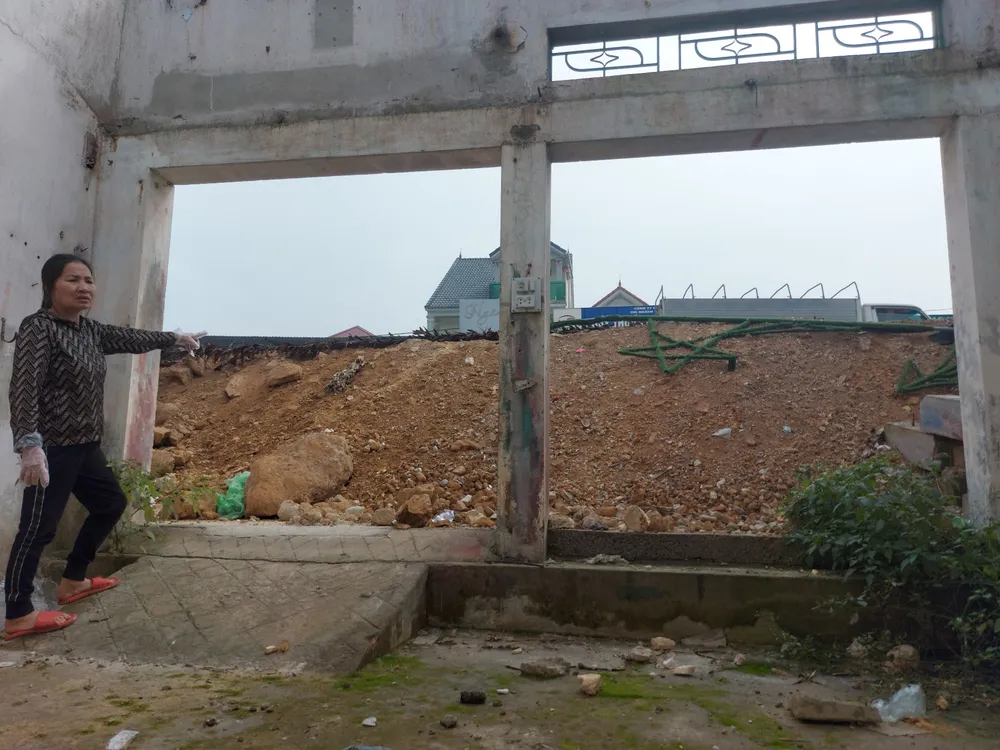 Từ nhà bà Trần Thị Thanh nhìn lên quốc lộ 15. Ảnh: DƯƠNG QUANG