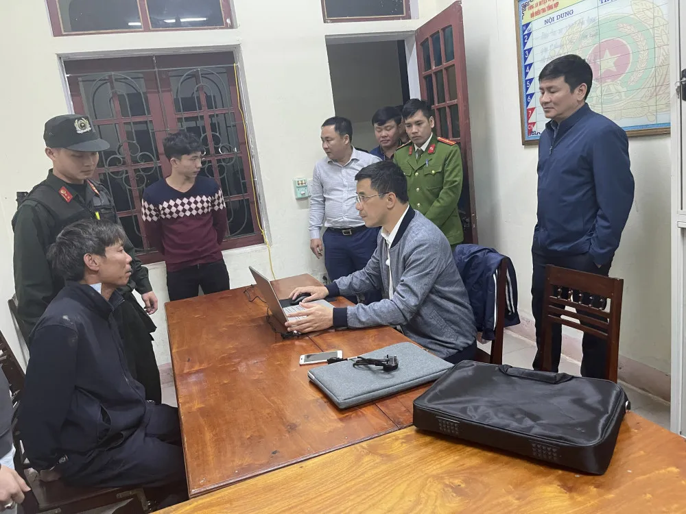Thượng tá Nguyễn Hồng Phong, Giám đốc Công an tỉnh Hà Tĩnh trực tiếp thẩm vấn đối tượng