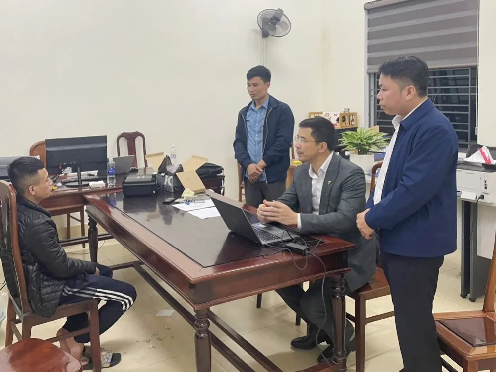 Thượng tá Nguyễn Hồng Phong, Giám đốc Công an tỉnh Hà Tĩnh trực tiếp lấy lời khai đối tượng Đặng Tuấn Đạt