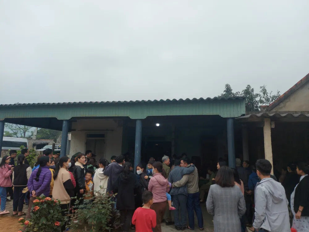 Nhiều người dân thôn Cao Thắng (xã Kỳ Xuân) đến nhà người thân liệt sĩ Cao Văn Tuất