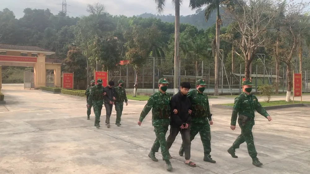 Đưa các đối tượng về cơ quan điều tra Đưa các đối tượng về cơ quan điều tra