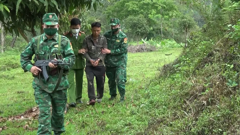 Lực lượng chức năng dẫn giải đối tượng Pa Tếch Vừ về cơ quan điều tra