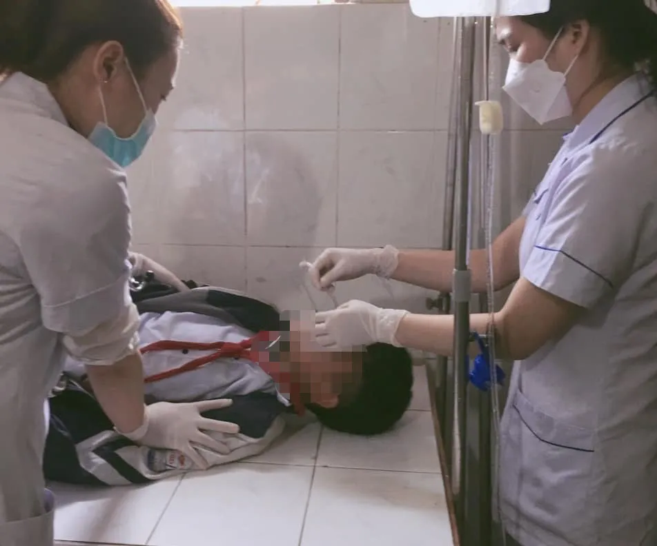 Các y bác sĩ đang cấp cứu cho học sinh bị ngộ độc do ăn hạt quả ngô đồng