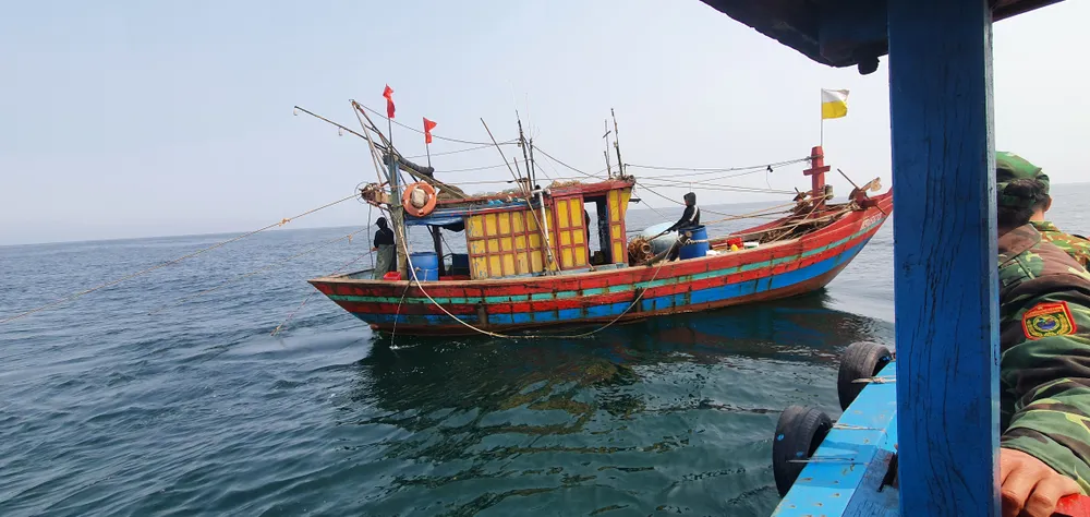 Thuyền đánh cá sử dụng giã cào đánh bắt hải sản sai quy định