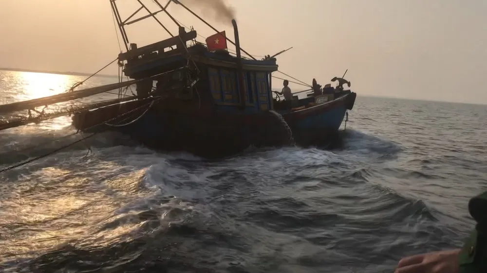 Truy đuổi 1 thuyền đánh cá sử dụng giã cào