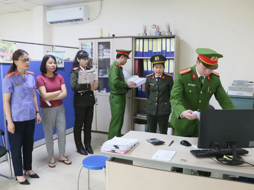 Cơ quan chức năng khám xét nơi làm việc của các đối tượng Cơ quan chức năng khám xét nơi làm việc của các đối tượng