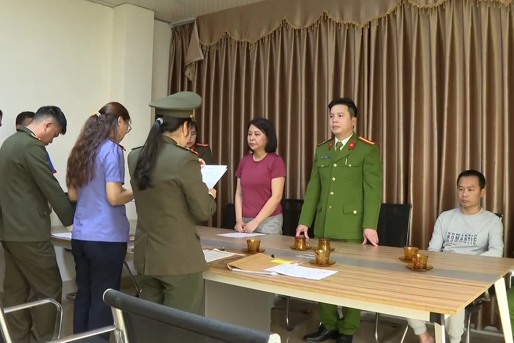 Cơ quan chức năng tống đạt các quyết định khởi tố, bắt tạm giam Nguyễn Thanh Thủy Cơ quan chức năng tống đạt các quyết định khởi tố, bắt tạm giam Nguyễn Thanh Thủy