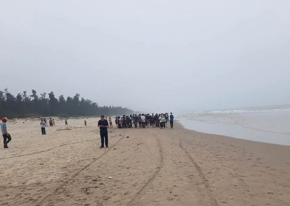 Đến gần 15 giờ chiều 25-3, đã tìm thấy 1 thi thể nạn nhân bị đuối nước