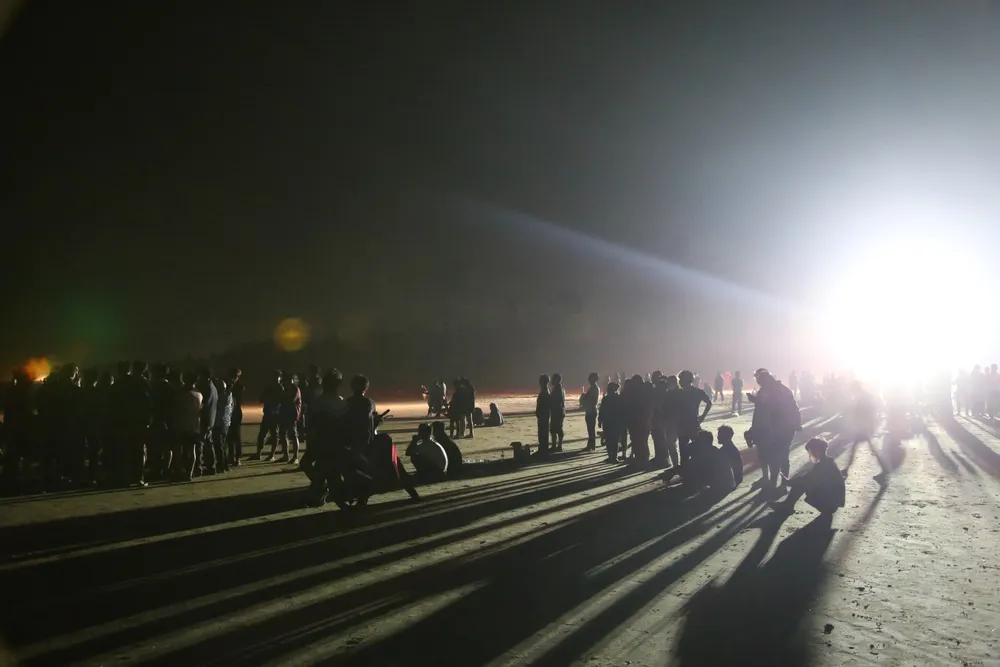 Hàng trăm người dân và lực lượng chức năng xuyên đêm tìm kiếm nạn nhân mất tích tại khu vực bờ biển xã Thạch Hải