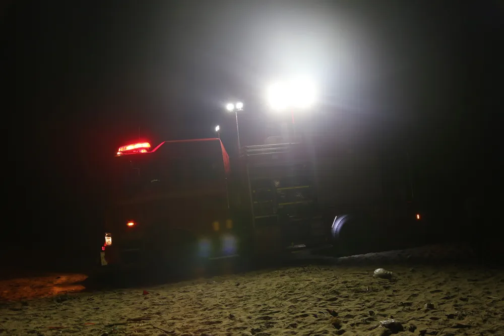 Các phương tiện được huy động đến hiện trường tìm kiếm nạn nhân trong đêm