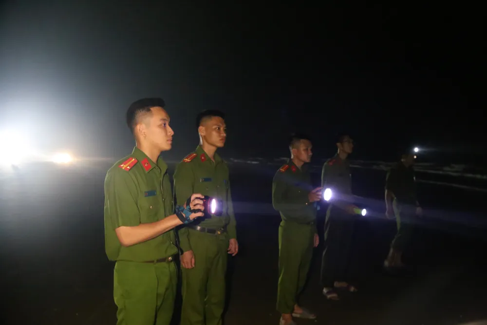 Lực lượng công an xuyên đêm tìm kiếm nạn nhân