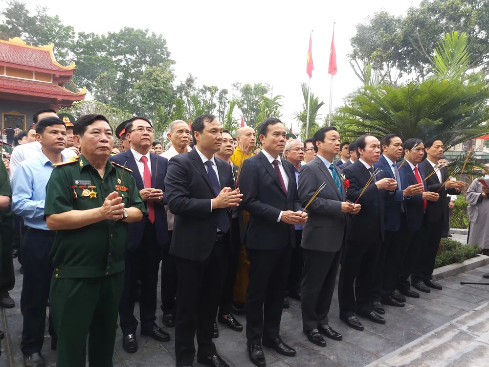 Phó Thủ tướng Chính phủ Trần Lưu Quang, Phó Thủ tướng Chính phủ Trần Hồng Hà cùng các đại biểu dâng hương tại lễ tưởng niệm và khánh thành Khu di tích lịch sử Cầu Nhe Phó Thủ tướng Chính phủ Trần Lưu Quang, Phó Thủ tướng Chính phủ Trần Hồng Hà cùng các đại biểu dâng hương tại lễ tưởng niệm và khánh thành Khu di tích lịch sử Cầu Nhe
