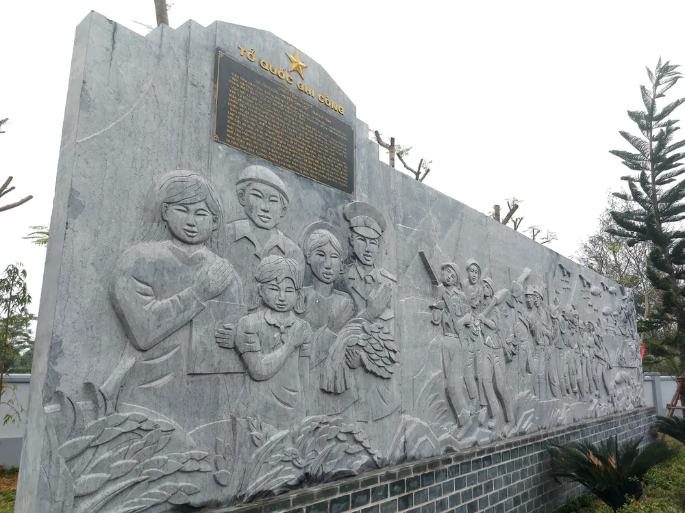 Bức phù điêu cao 2,5m, dài 11,5m được đặt trang trọng phía sau khu mộ Bức phù điêu cao 2,5m, dài 11,5m được đặt trang trọng phía sau khu mộ