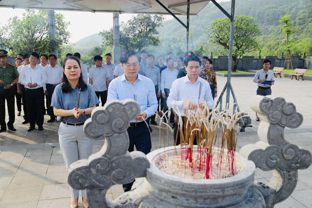 Lãnh đạo huyện Cẩm Xuyên dâng hương tưởng niệm cố Tổng Bí thư Hà Huy Tập