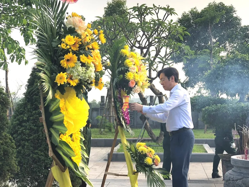 Bí thư Huyện ủy huyện Cẩm Xuyên Nguyễn Văn Thành thành kính dâng hoa tưởng niệm cố Tổng Bí thư Hà Huy Tập