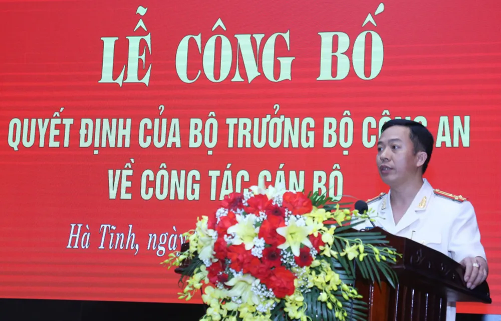 Thượng tá Nguyễn Trung Kiên, Phó Giám đốc Công an Hà Tĩnh phát biểu nhận nhiệm vụ. Ảnh: Công an Hà Tĩnh Thượng tá Nguyễn Trung Kiên, Phó Giám đốc Công an Hà Tĩnh phát biểu nhận nhiệm vụ. Ảnh: Công an Hà Tĩnh
