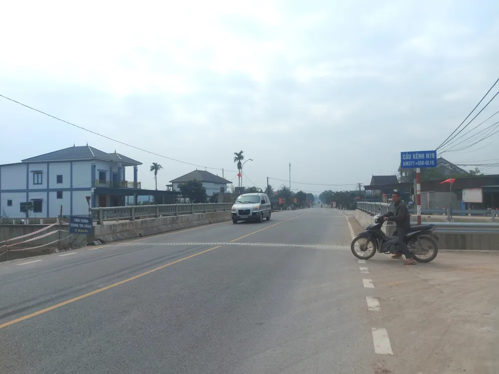 Đường dẫn hai đầu cầu ô tô số 9, tại vị trí N19 trên Quốc lộ 15 (thôn Tân Tiến, xã Phú Lộc)