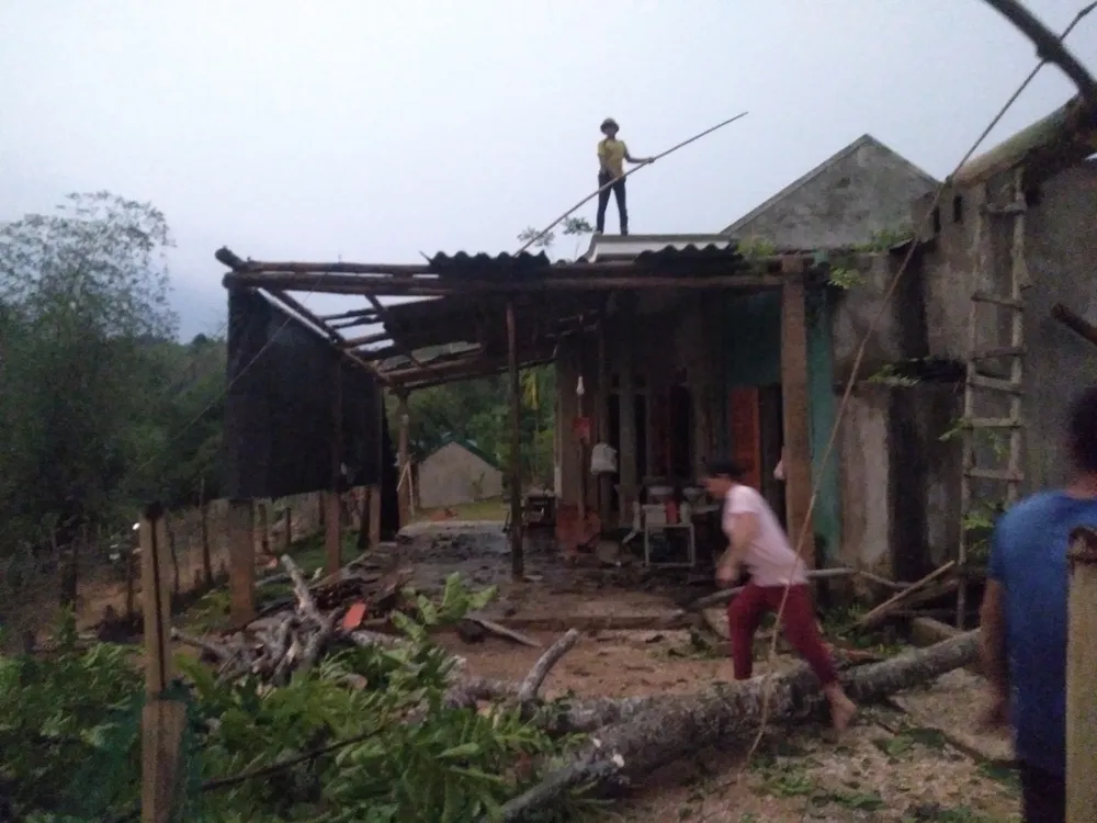 Nhà dân ở huyện Quỳ Châu bị hư hỏng