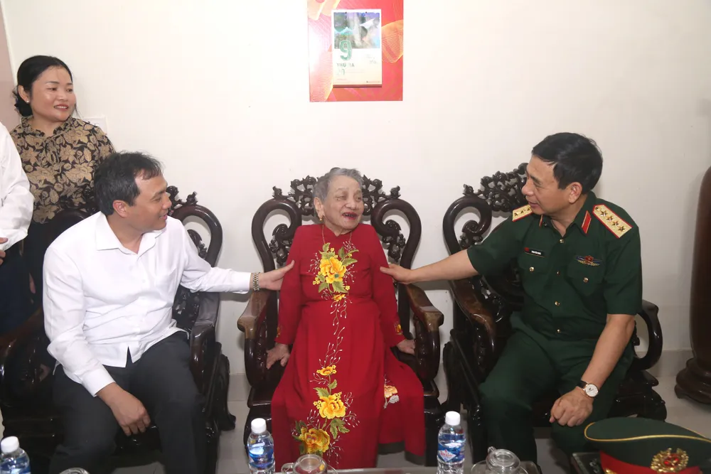 Đại tướng Phan Văn Giang và Bí thư Tỉnh ủy Hà Tĩnh ân cần hỏi thăm sức khỏe, đời sống gia đình Mẹ Việt Nam anh hùng Trần Thị Thanh