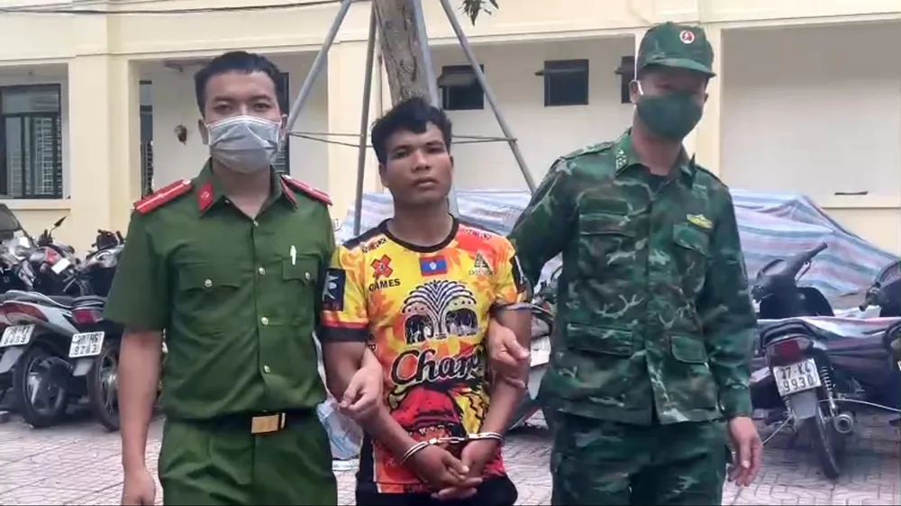 Lực lượng chức năng áp giải đối tượng Khăm Xay Nhạ Ban