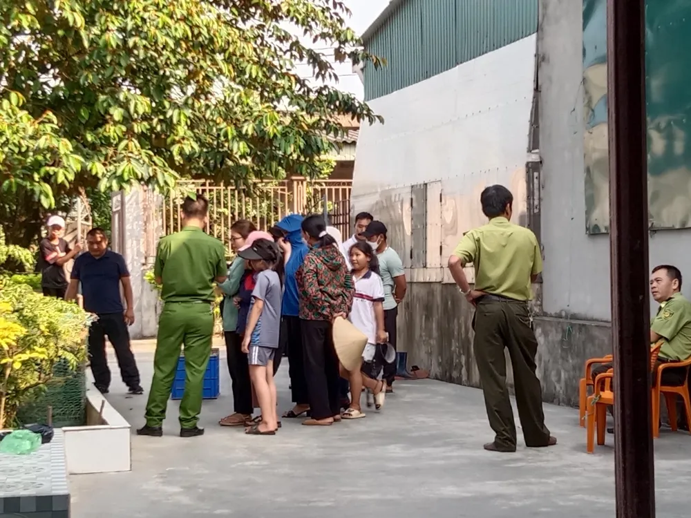 Nhiều người dân đến xem bắt trăn đất "khủng"