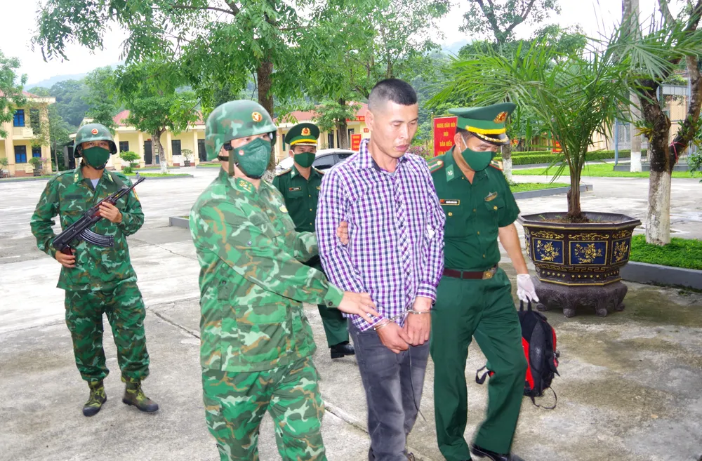 Lực lượng chức năng dẫn giải đối tượng về điều tra làm rõ Lực lượng chức năng dẫn giải đối tượng về điều tra làm rõ