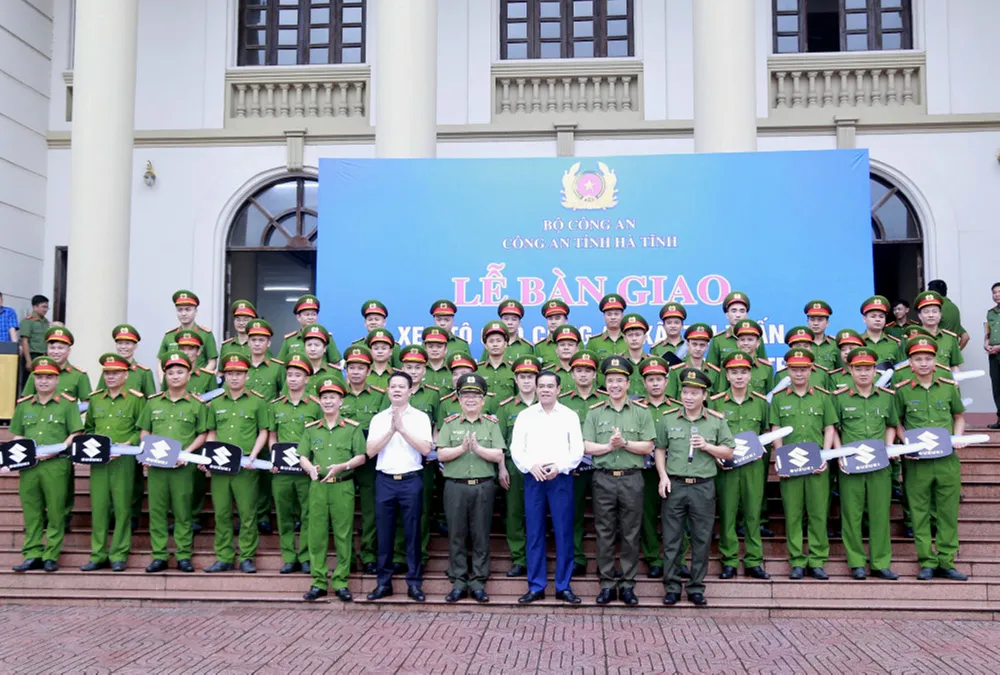 Lãnh đạo Bộ Công an, UBND tỉnh Hà Tĩnh, Công an tỉnh trao chìa khoá xe cho các trưởng công an xã, thị trấn trên địa bàn Lãnh đạo Bộ Công an, UBND tỉnh Hà Tĩnh, Công an tỉnh trao chìa khoá xe cho các trưởng công an xã, thị trấn trên địa bàn