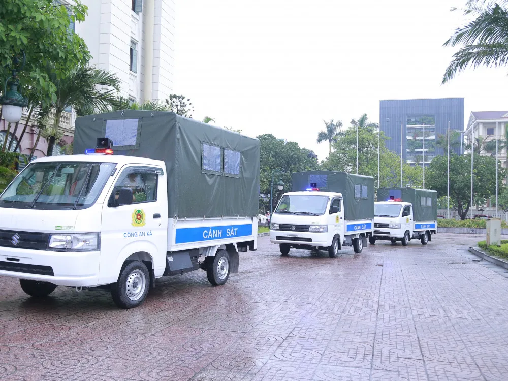 Các xe công an xã di chuyển về trụ sở sau lễ bàn giao Các xe công an xã di chuyển về trụ sở sau lễ bàn giao