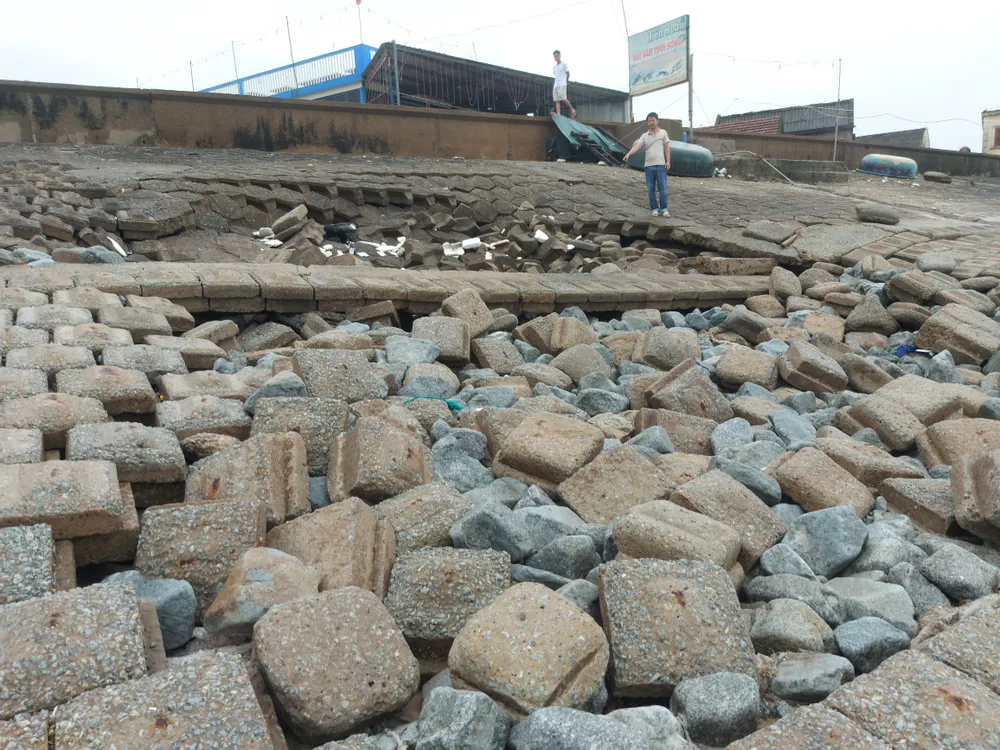 Mái kè biển ở thôn Hải Nam (xã Cẩm Nhượng) sạt lở tan hoang