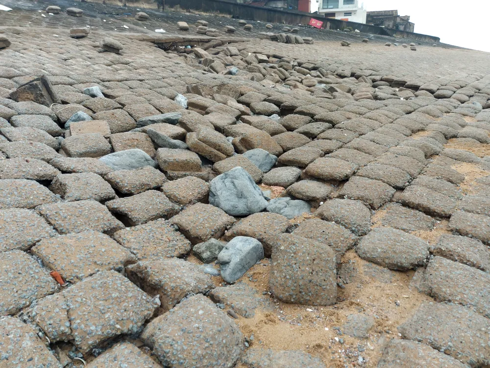 Nhiều vị trí mái kè sụp lún, sạt lở