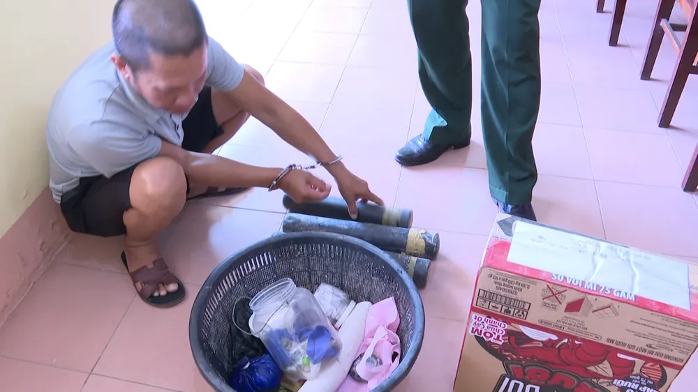 Đối tượng Nguyễn Thái Sơn cùng tang vật bị bắt giữ Đối tượng Nguyễn Thái Sơn cùng tang vật bị bắt giữ