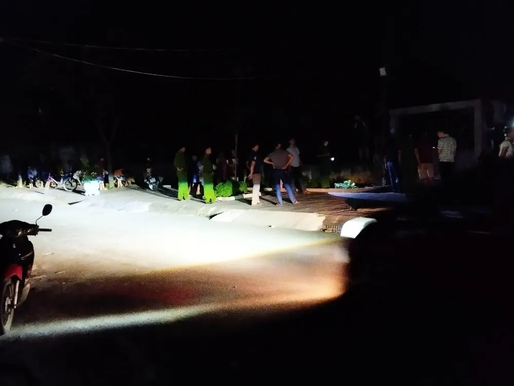 Thời điểm sau khi xảy ra sự việc tối 30-5 gần hiện trường Thời điểm sau khi xảy ra sự việc tối 30-5 gần hiện trường