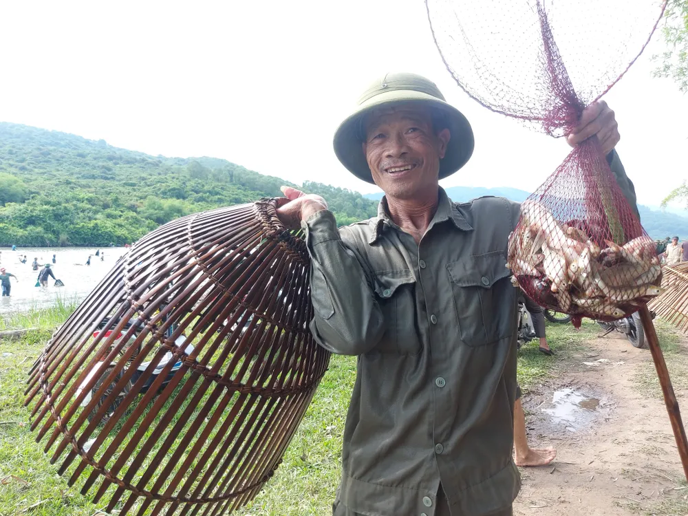 Người dân phấn khởi bắt được nhiều cá
