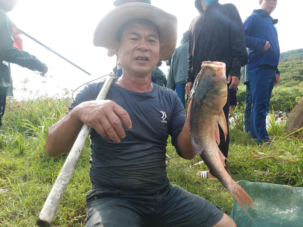 Anh Hà Huy Chương bắt được con cá mè lớn