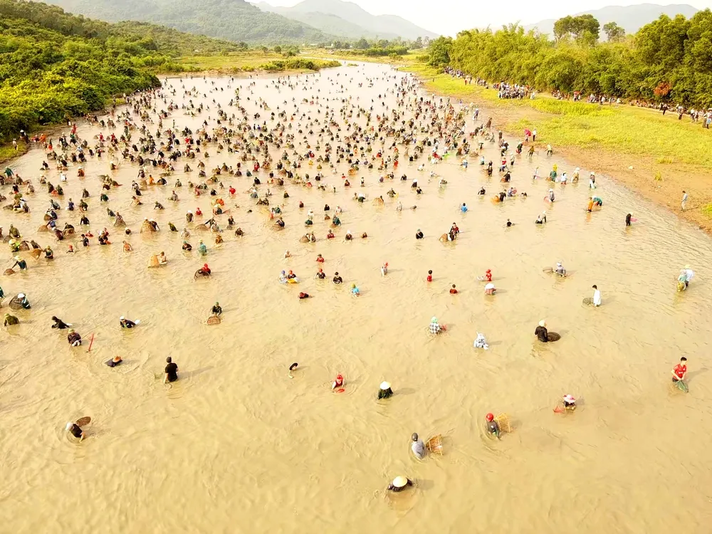 Hàng ngàn người dân tham gia lễ hội