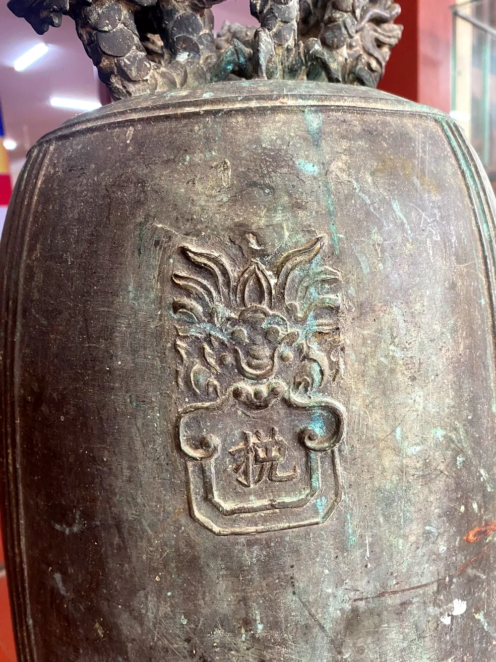 Trang trí chạm khắc trên thân chuông