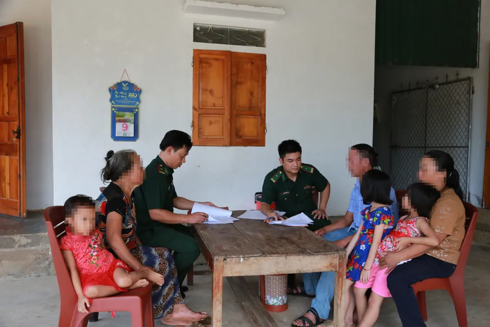 Cán bộ BĐBP Hà Tĩnh làm việc với gia đình ông N.X.H. có con trai là nạn nhân Cán bộ BĐBP Hà Tĩnh làm việc với gia đình ông N.X.H. có con trai là nạn nhân