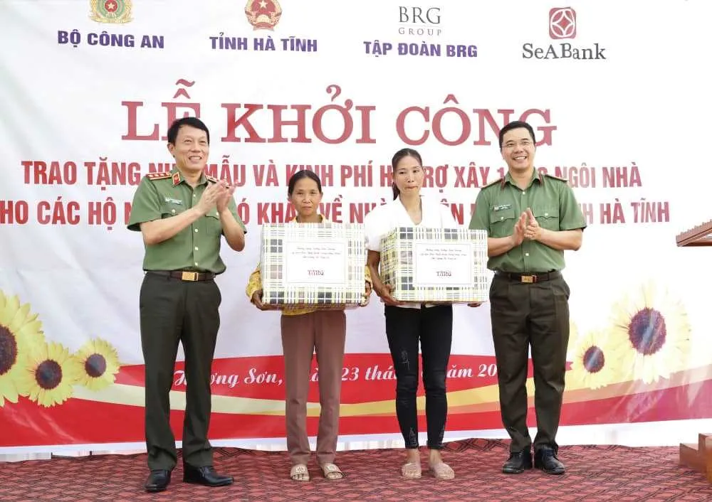 Thượng tướng Lương Tam Quang tặng quà cho 2 hộ dân được hỗ trợ nhà ở mới