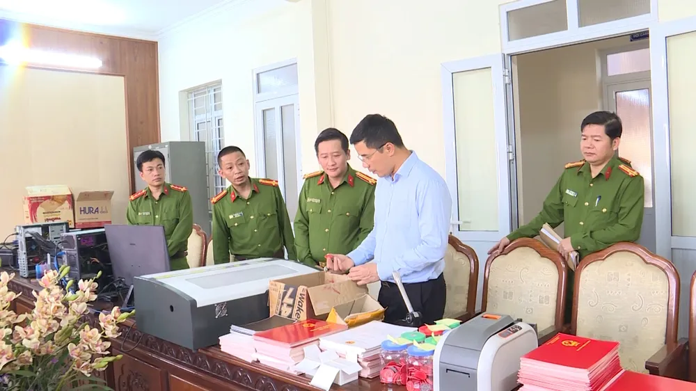 Đại tá Nguyễn Hồng Phong, Giám đốc Công an tỉnh Hà Tĩnh kiểm tra các tang vật thu giữ