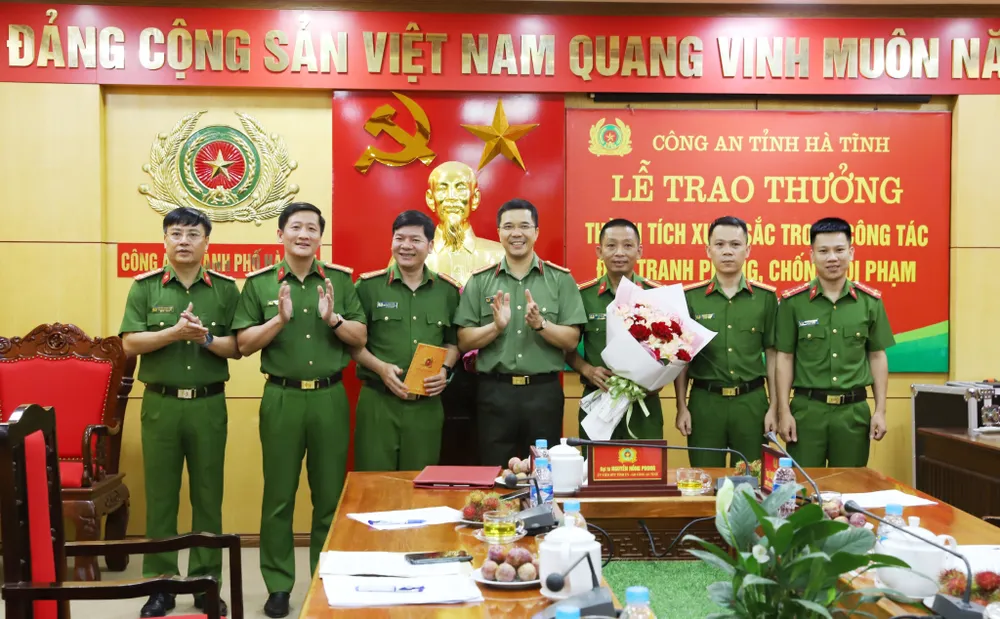 Đại tá Nguyễn Hồng Phong, Giám đốc Công an tỉnh Hà Tĩnh khen thưởng Công an TP Hà Tĩnh vì thành tích xuất sắc trong phá chuyên án