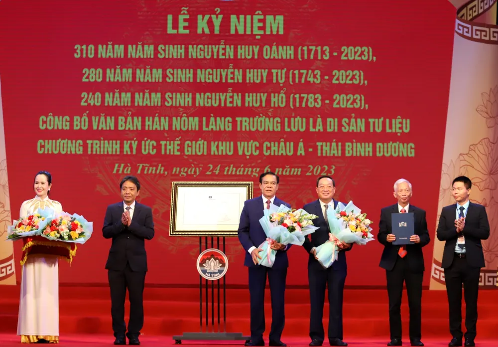 Thứ trưởng Bộ VH-TT-DL Hoàng Đạo Cương trao bằng công nhận và tặng hoa chúc mừng tỉnh Hà Tĩnh, huyện Can Lộc và dòng họ Nguyễn Huy - Trường Lưu