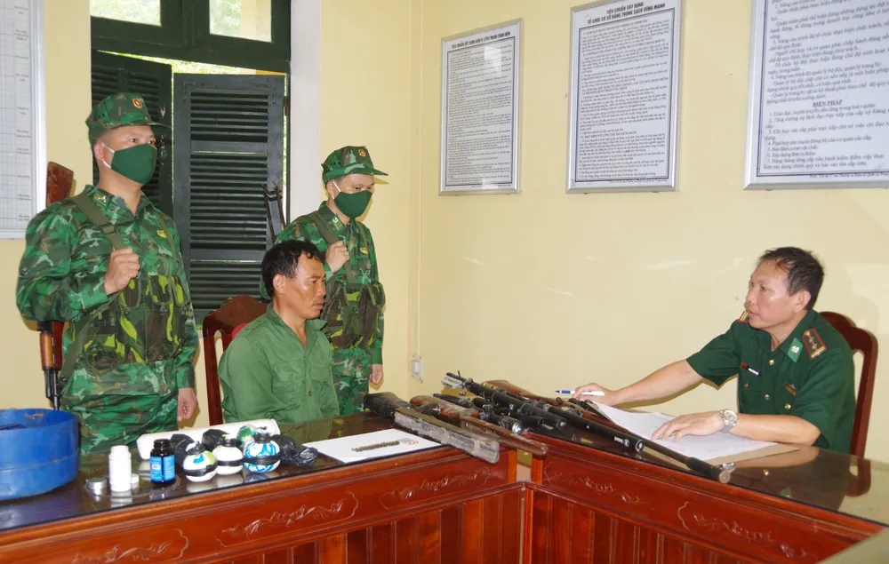 Lực lượng chức năng lấy lời khai đối tượng Trần Văn Toàn