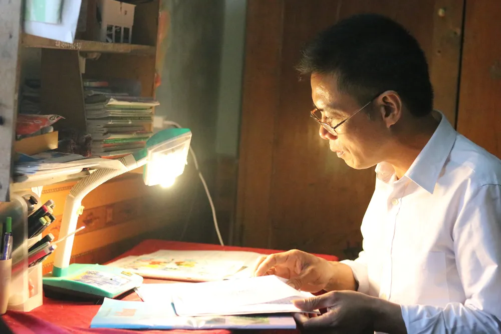 Ông Ảnh ôn tập bài vở trước giờ đến trường thi