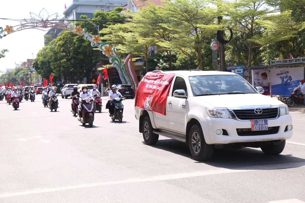 Đoàn viên thanh niên diễu hành trên các tuyến đường chính ở TP Hà Tĩnh với thông điệp “Vì một Việt Nam khỏe mạnh và bền vững”